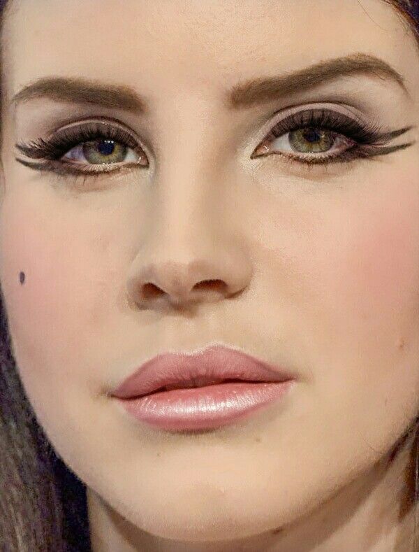 Lana Del Rey Rocks Double-Winged Eyeliner