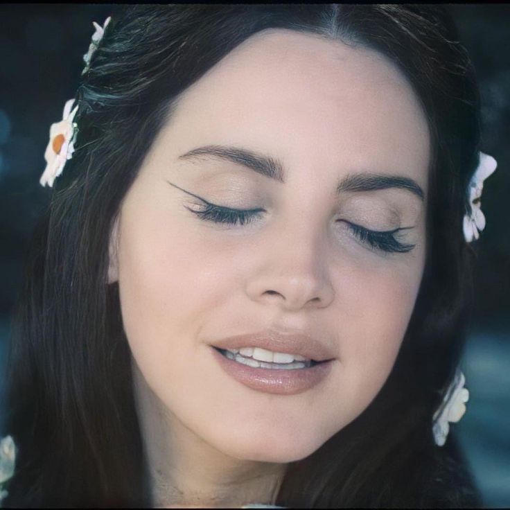 Lana Del Rey’s Winged Eyeliner in Her Coachella Music Video